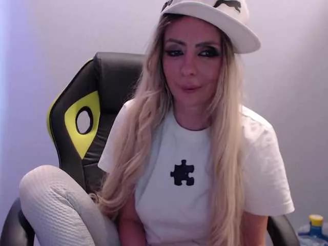 blondalina on BongaCams