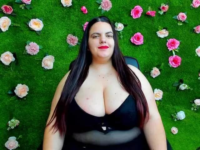 HugeTittiess on BongaCams