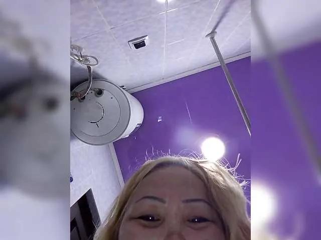 Qweentis on BongaCams