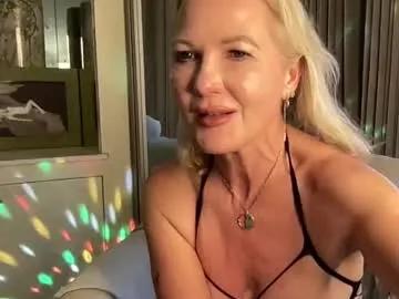 gl1tter_barbie on Chaturbate