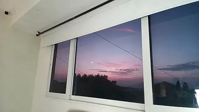 _Victoria_Collins — I masturbate your cock with my feet