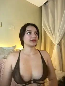 AriaHeavenss on StripChat