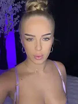 AubrieleRouj1 on StripChat