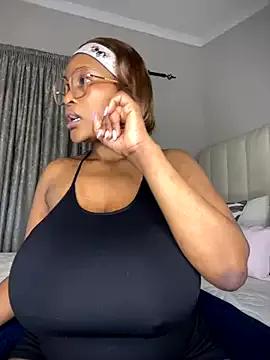 Bustygoddess32 on StripChat