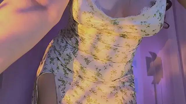 carolina_elf on StripChat