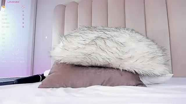 CharlotteDupontt — show ass + spank