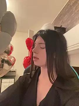 CurlyLara on StripChat