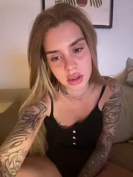 EmiliaCatalina on StripChat