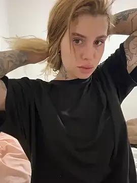 EmiliaCatalina on StripChat