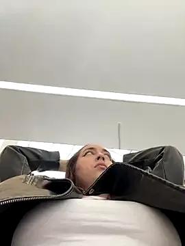 Holly_Play on StripChat