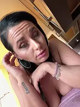 Hotmomcheckk_ on StripChat