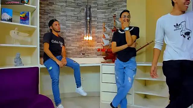 Juicy_Creww on StripChat