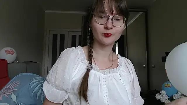 KiraGoldens on StripChat