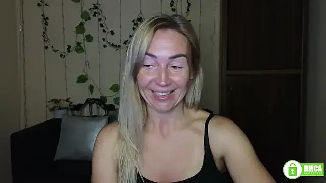 Kiss_julli88I on StripChat