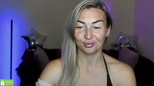 Kiss_julli88I on StripChat