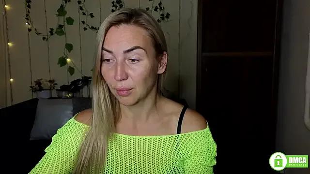 Kiss_julli88I on StripChat