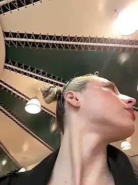 LoraaDoll on StripChat