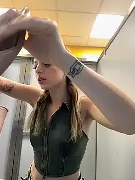 LoraaDoll on StripChat