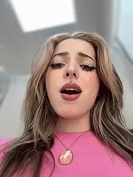 LoraaDoll on StripChat