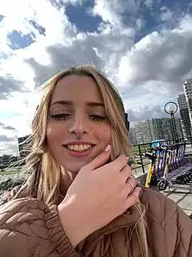 LoraaDoll on StripChat