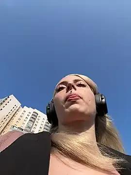 LoraaDoll on StripChat