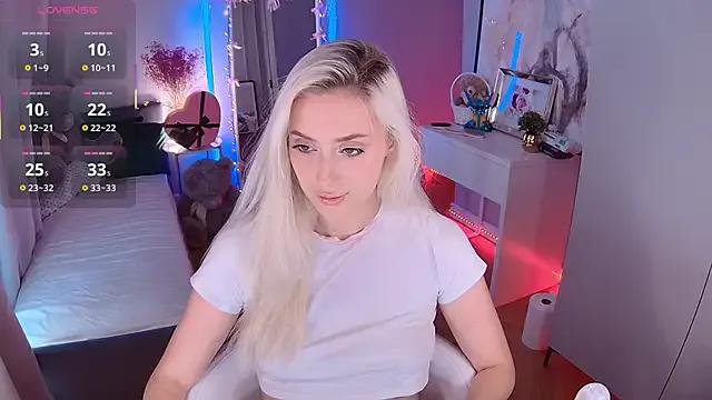 LoryWood on StripChat