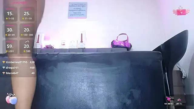 louise_nails on StripChat