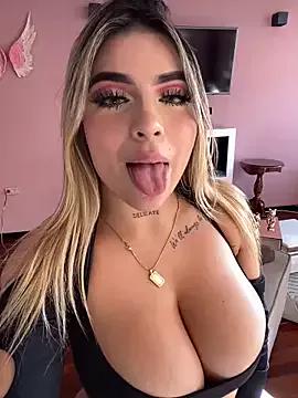 MiaWhitePink_ on StripChat
