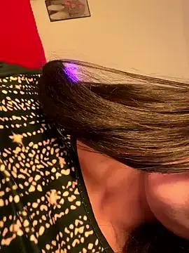 OnlyRima — Fais vibrer ma chatte avec un vibromasse