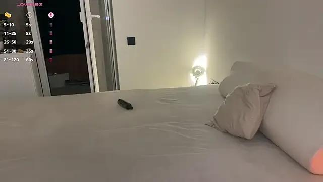 PinkLoving070 on StripChat