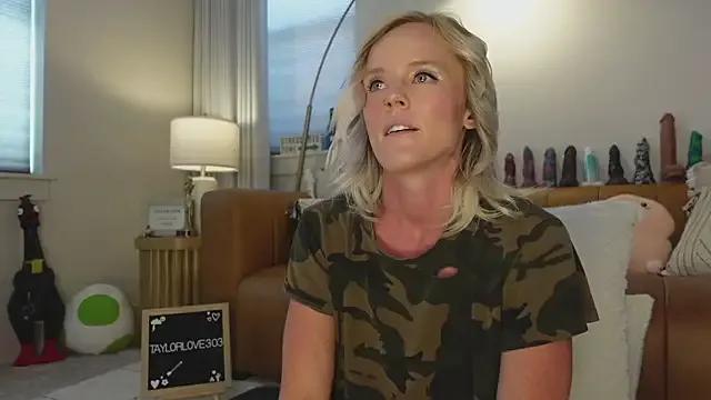 Taylorlove303 on StripChat