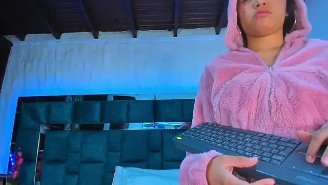 valtira_nova on StripChat