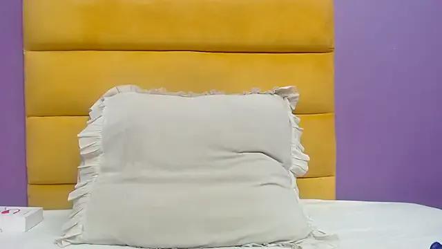 YELLOWBUSTYMELLONS on StripChat