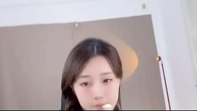 yiyi5588 on StripChat