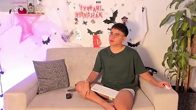 Young_Ben on StripChat